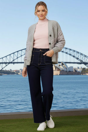 Woman wearing a grey, unbuttoned jacket
